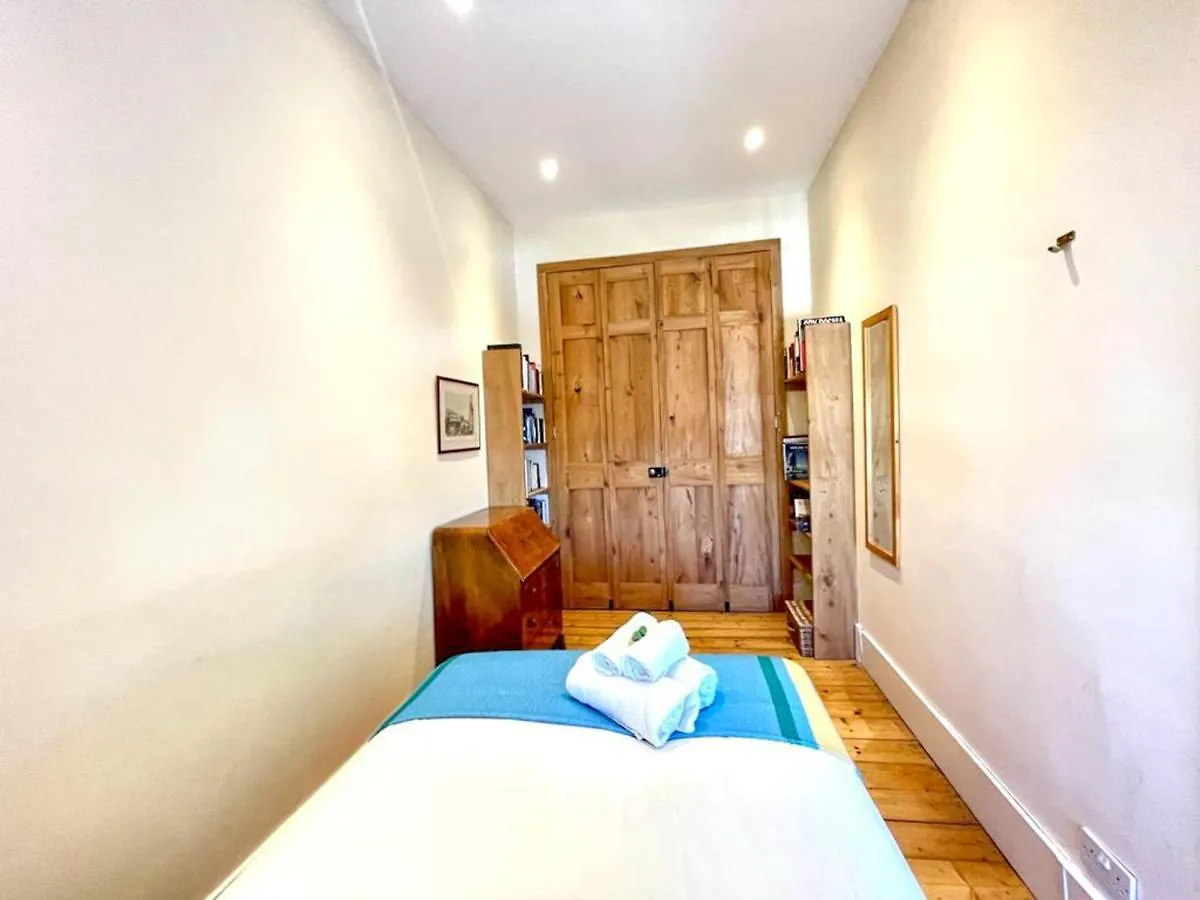 Incredible St Andrew'S Sq - 2 Bed In The Sky Apartment Edinburgh 0*,  United Kingdom