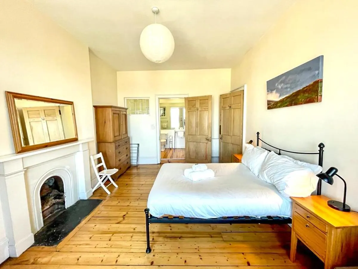 Incredible St Andrew'S Sq - 2 Bed In The Sky Apartment Edinburgh 0*,  United Kingdom